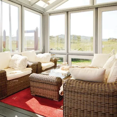 Сasa de vacaciones Four-bedroom Holiday In *